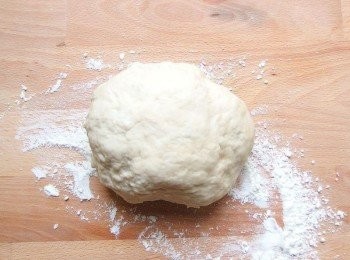 step7: 桌面上灑一些手粉(額外的高筋麵粉),將麵糰移出至工作檯上。