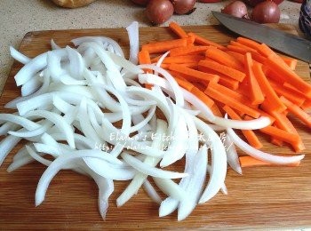 step5: 洋蔥去皮切條 , 甘旬去皮切粗條 , 磨菇切片