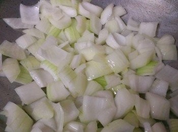 step4: 起油鍋中小火先將洋葱炒軟