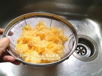 step6: 期間將浸至軟身的雪耳去蒂剪成細塊 , 用水沖一沖洗瀝乾水份