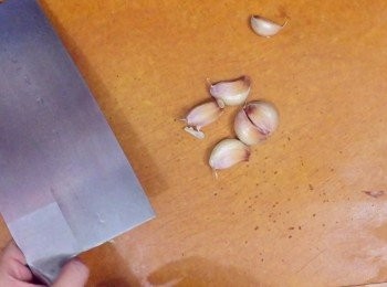 step1: 蒜頭先拍散，去皮，切碎