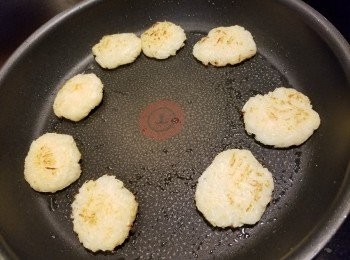 step6: 將拌好麵粉的蘿蔔絲揸成餅狀,用平底鑊加油煮熱,將蘿蔔絲餅兩邊煎香即可