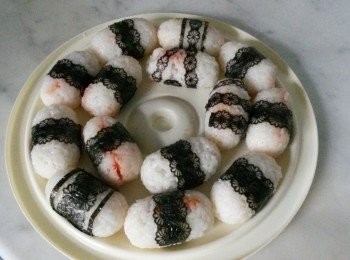 step8: 再將紫菜隨意加上...即成...