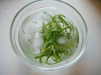 step2: *蔥綠切絲，泡冷水。