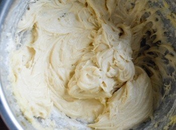 step3: 加入雞蛋拌勻，然後篩入麵粉和泡打粉，拌勻