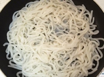 step3: 起熱鍋乾煎蒟蒻雪麵至表面乾燥即可起鍋。