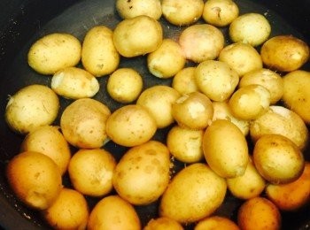 step1: 新薯洗淨放已煮沸鹽水中烚約15分鐘至熟，筷子可輕易穿過即可。撈起瀝乾，按個人喜好可去皮，切件或厚片。