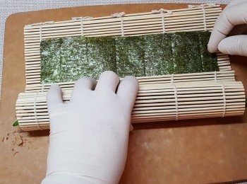 step7: 再將紫菜捲好。