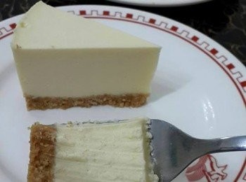 step16: 切件後，我擋不住榴槤香味的誘惑，立即享用，入口即溶，超贊
【脱模後，先用刀浸一浸下熱水再抹乾，再切塊，這樣切出來的凍餅會整齊漂亮】