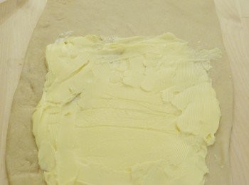 step7: 將牛油放在麵糰上，也可將牛油直接塗在麵糰上