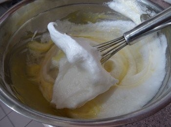 step4: 分數次將蛋白霜加入麵糊, 要避免消泡, 輕力混合成為蛋糕槳,