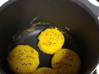 step3: 番薯粉團分成4等份，包入餡料，做成餅狀，放易潔鍋中(不加油)，细火煎至两邊金黄色。