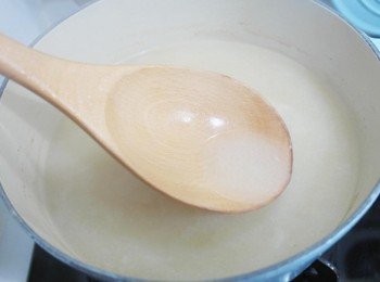 step2: 滾了之後加入鰹魚粉以及味噌調味!!! (先將味噌放在碗內用熱湯攪拌融化再倒入鍋內!!) 味噌不用一次下太多...慢慢調味才不會過鹹喔!!!