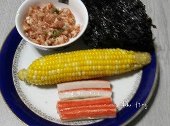 step1: 預備好材料，先將豬肉碎醃味，粟米烚下取下肉粒，用搞拌機搞至半爛，冇機可用刀剁碎也可，紫菜用水浸下洗淨，蛋拌勻成漿，蟹柳切粒。