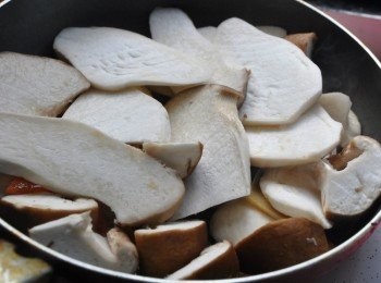 step4: 再放入鮮香菇快及杏鮑菇片