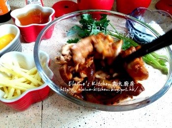 step4: 冬菇片放入碗內加入糖及生抽拌勻備用