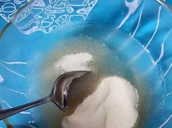 step5: 於魚膠粉中倒入凍開水，用羹搞勻