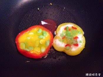 step3: 甜椒鑲蛋作法：

1.蛋白蛋黃分開，加一咪咪鹽。
2.毛豆川燙去皮，甜椒川燙，莧菜梗川燙切小段。
3.熱油鍋放入甜椒圈，黃甜椒內先倒入薄薄一層蛋白（蛋白如果一次全倒會流出甜椒圈外），稍微定型再倒入剩下蛋白，放入莧菜梗，兩面煎熟即可，紅甜椒做法一樣，中間加入去皮毛豆。