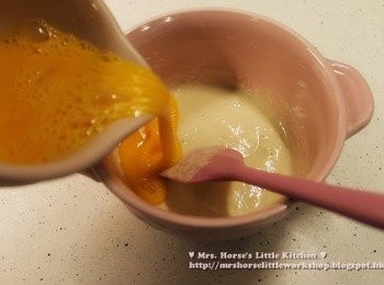 step3: 倒入已打勻的蛋液並充分與麵糊拌勻