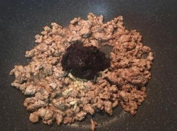 step4: 放入一匙的維力炸醬麵醬，拌炒均勻。