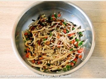 step5: 將步驟3、4的<span class="group_1">食材</span>，與金針菇一同拌和在一起即可。