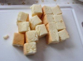 step2: 將厚片吐司盒切成自己喜愛的形狀