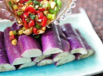 step5: 醬汁淋在紫茄上，顏色更顯油亮