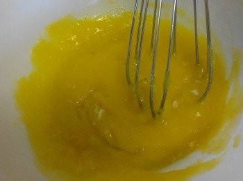 step2: 蛋黄糊做法：
將蛋黃+细砂糖攪拌至溶解後加上油，水持續攪拌至細膩狀態，然後將已篩過的低筋粉+可可粉一次性加入拌均勻準用。