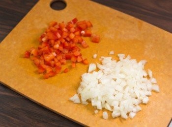 step1: 紅甜椒去頭去芯，洋蔥去皮去頭尾，切粒