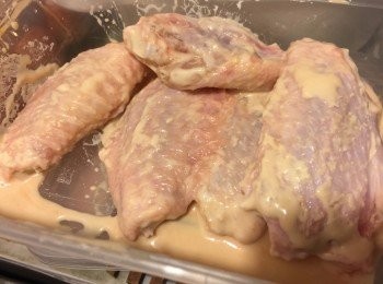 step1: 雞亦解凍後用廚房紙巾抺乾，加入調味料雞汁及豆粉攪均，醃2小時；