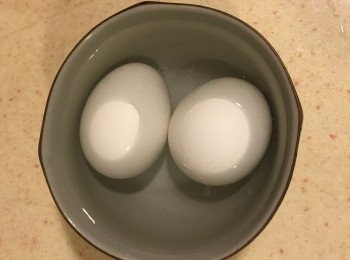 step1: 先將蛋煮成水煮蛋
泡冷水剝殼備用