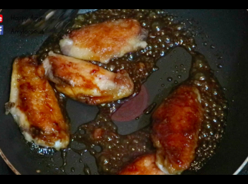 step7: 倒入<a href="https://bit.ly/3zHU5V3" target="_blank" data-keyword="雞翼" class="guide-link"><strong>雞翼</strong></a> <span style="display:inline-block;vertical-align:middle;margin-top:-3px;color:initial;border-radius:3px;padding:2px 3px;font-size:12px;line-height:14px;background:#87d300;color:#fff;">即買</span> ，拌勻，煮至收汁。