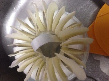 step3: 去好潺隔乾水份便可將慈菇片放入微波爐的薯片架上用微波爐叮3分鐘取出