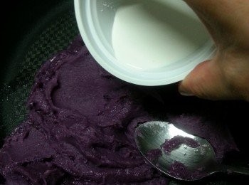 step6: 落紫薯炒勻,(試味,如覺得唔甜可再加砂糖),加入淡忌廉炒至滑身,放入雪櫃雪2小時待紫薯較為硬身