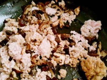 step3: 放入香菇丁一起翻炒出香味