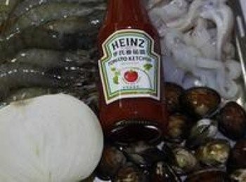 step1: 白米洗乾淨泡水半小時，準備好鮮蝦去除腸泥、蛤蜊、小捲、洋蔥、亨氏番茄醬，都準備完成。