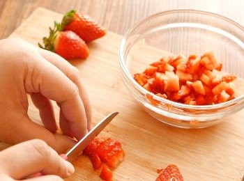 step3: 把士多啤梨洗淨，去除頭部，切成小粒。