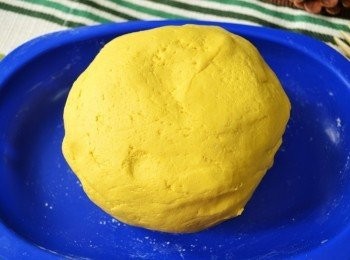 step2: 加入糖粉、糯米粉揉成麵糰。