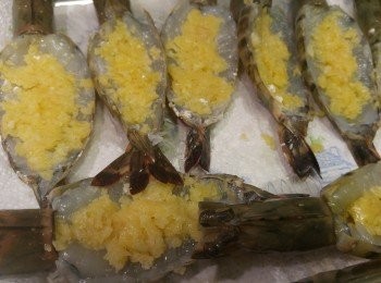 step5: 釀入蒜蓉芝士醬。