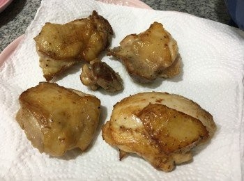 step3: 3. 煎香後用廚房紙印乾油份