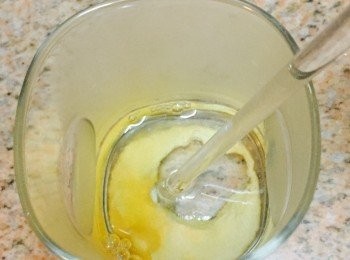 step1: 魚膠粉用熱水混合至完全溶化。