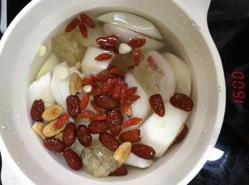 step3: 先將雪梨、紅棗、杞子、南北杏同冰糖煲滾，再轉小火煲20分鐘