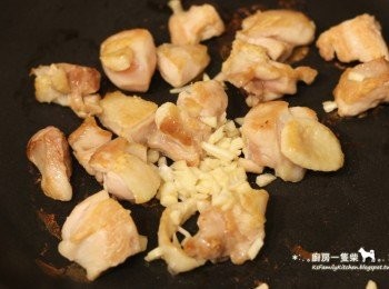 step3: 雞腿肉丁以雞皮朝下的方式入鍋，逼出油脂，兩面煎出赤色後，加入蒜末稍微炒香即可關火。