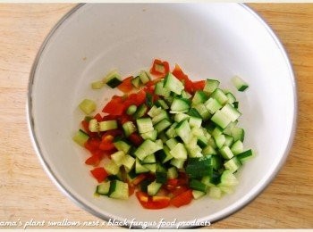 step2: 小番茄與小黃瓜洗淨後，分別切成丁狀，放入碗中備用。