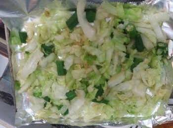 step2: 將椰菜切絲.. 秋葵切粒.. 洋蔥切絲.. 
落鑊先炒... 大約炒 5 mins 既可。放到已舖好錫紙既托盤上