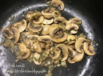 step4: 倒入磨菇同炒至出水，再加入鹽及少量水。