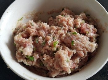 step5: 將薑蓉，蔥花，芫茜碎，1茶匙生粉，麻油，胡椒粉，少少糖，雞粉撈至起膠，放入雪櫃冷凍 1 小時