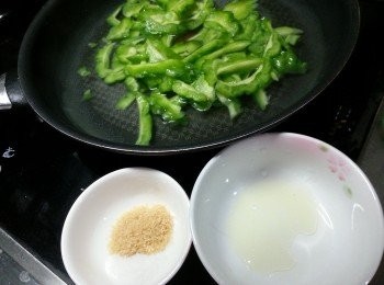 step2: 煮滾水,將涼瓜用1茶匙鹽,1茶匙砂糖,油煮約1分鍾,撈起隔水備用
