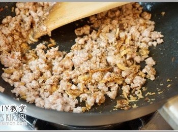 step3: 下油蔥酥一起炒均勻。