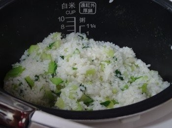 step5: 快手攪勻，蓋上煲蓋直至煮至飯熟為止，菜飯便完成了。